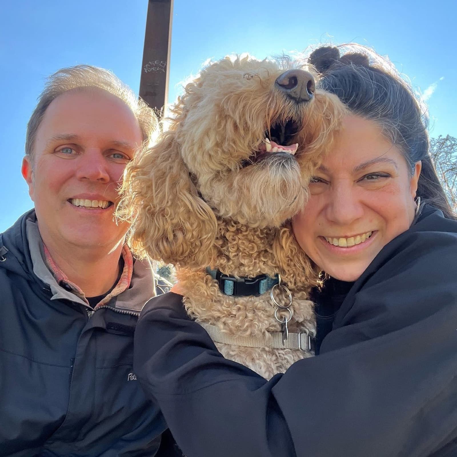 Twee oppassers maken een selfie met een krullige doodle