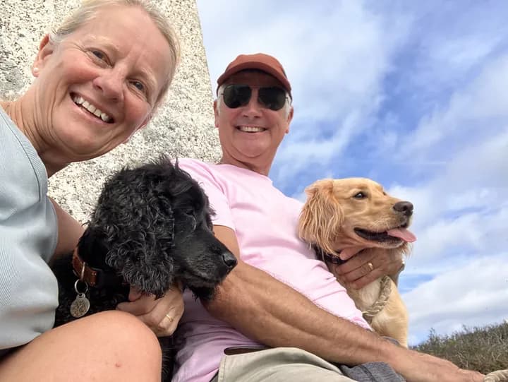 Twee oppassers maken een selfie met een zwarte en een blonde spaniël